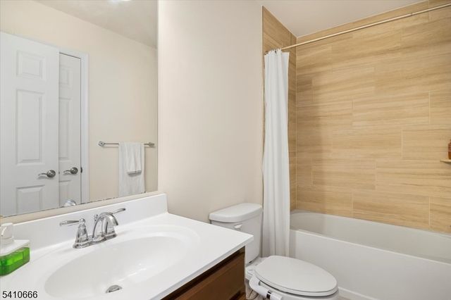 55 Landmark Ln, Fair Lawn Boro, NJ 07410