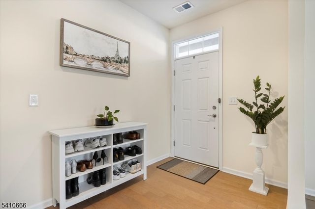 55 Landmark Ln, Fair Lawn Boro, NJ 07410