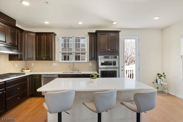 55 Landmark Ln, Fair Lawn Boro, NJ 07410