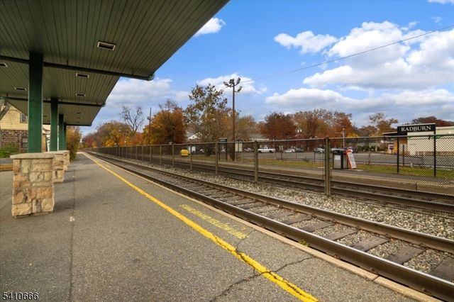 55 Landmark Ln, Fair Lawn Boro, NJ 07410