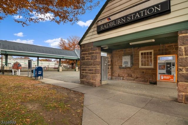 55 Landmark Ln, Fair Lawn Boro, NJ 07410