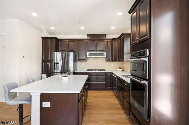 55 Landmark Ln, Fair Lawn Boro, NJ 07410