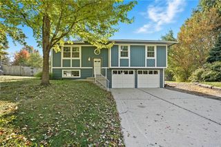 332 SE Jackson Court, Lee's Summit, MO 64063