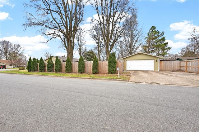 522 Lee Town Drive, Pea Ridge, AR 72751
