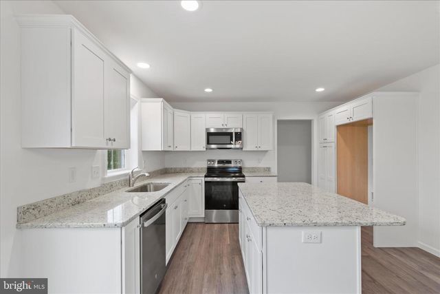 10 STREAM DR, Carlisle, PA 17013