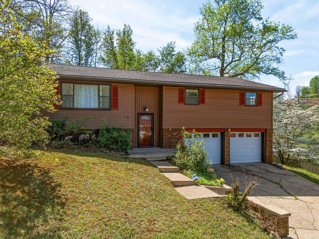 44 May Road, Huntington, WV 25704