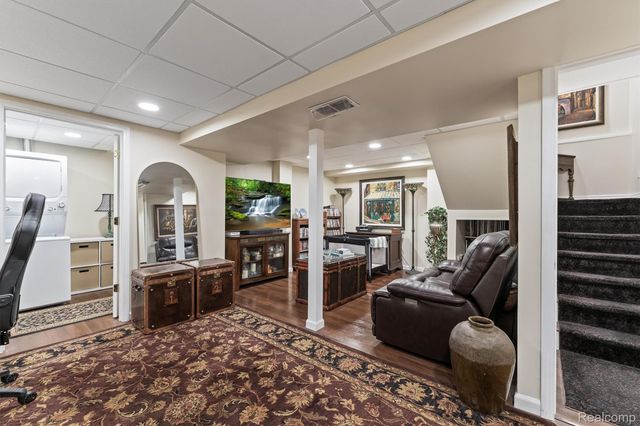 1243 Woodcrest Circle, Bloomfield Hills, MI 48304