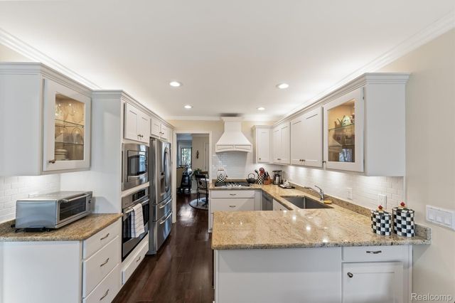 1243 Woodcrest Circle, Bloomfield Hills, MI 48304