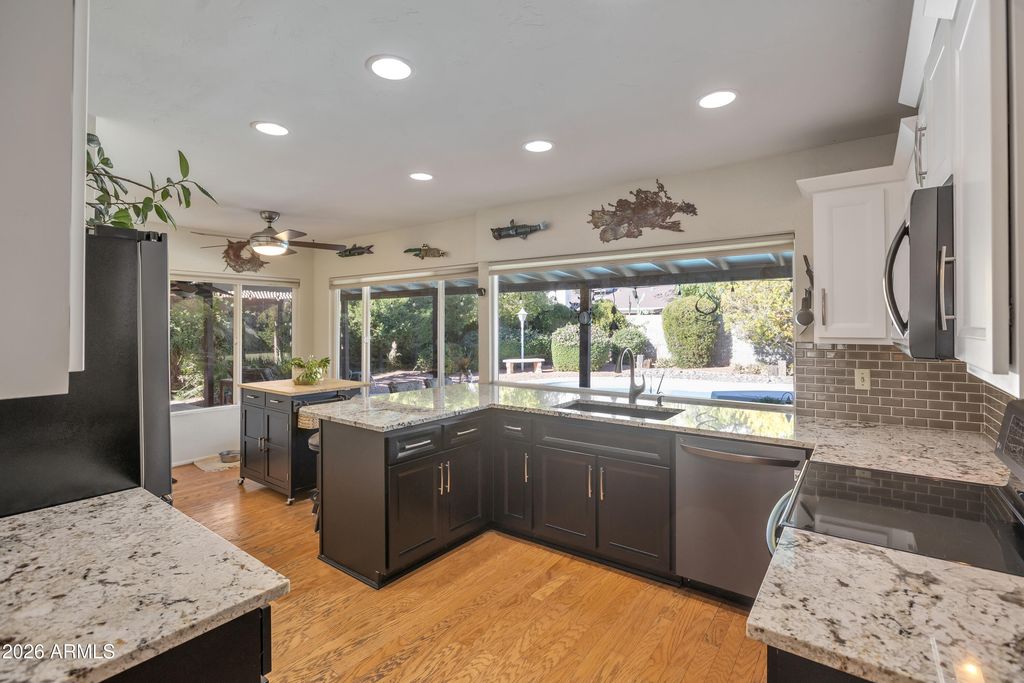 Image 11 of property listing at 2638 E DESERT COVE Avenue, Phoenix, AZ 85028