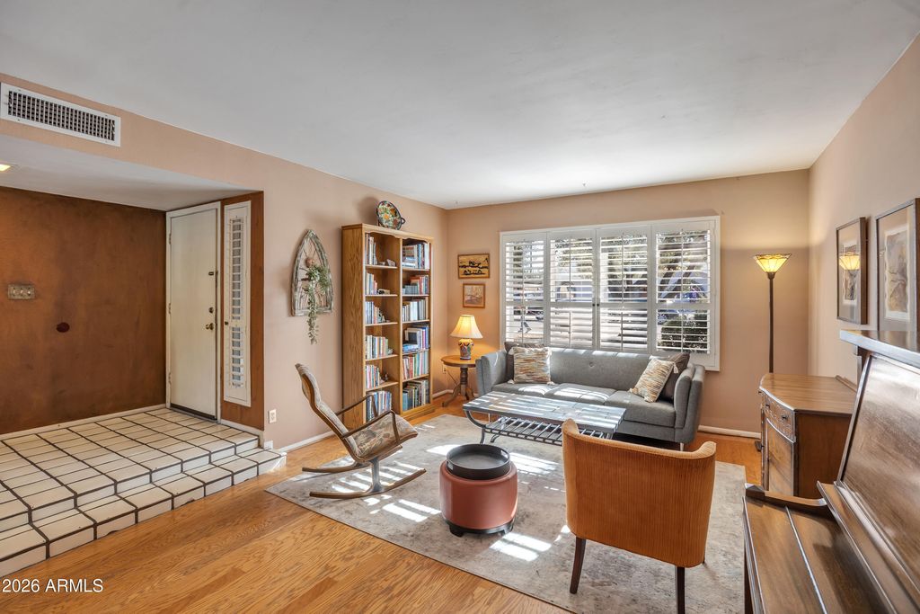 Image 5 of property listing at 2638 E DESERT COVE Avenue, Phoenix, AZ 85028