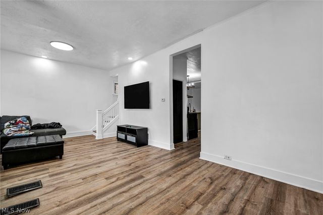 6923 Fullerton Avenue, Cleveland, OH 44105