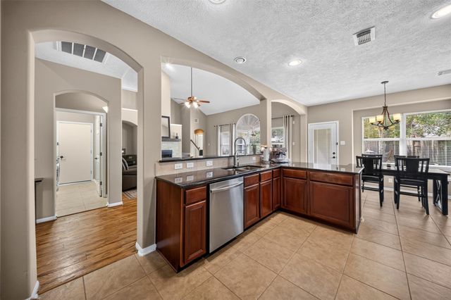 127 N Hawthorne Hollow Circle, The Woodlands, TX 77384