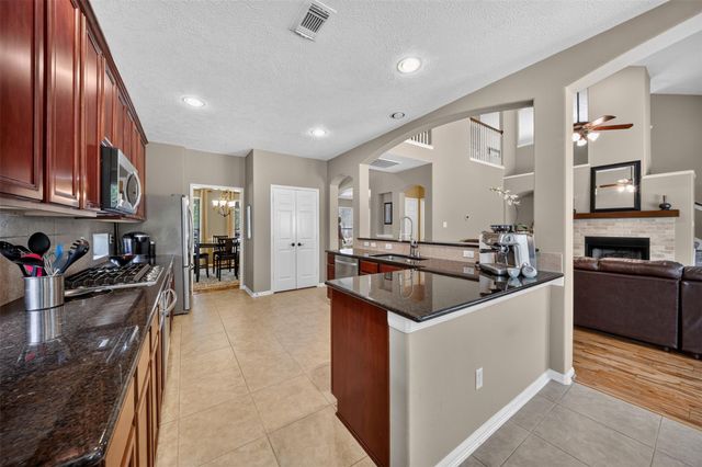 127 N Hawthorne Hollow Circle, The Woodlands, TX 77384