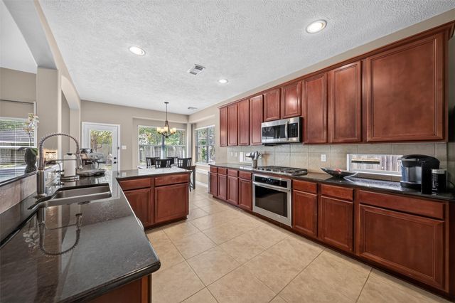 127 N Hawthorne Hollow Circle, The Woodlands, TX 77384