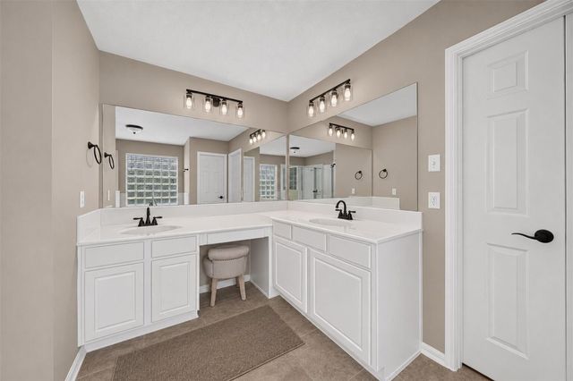 127 N Hawthorne Hollow Circle, The Woodlands, TX 77384