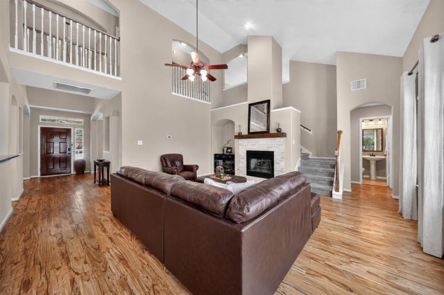 127 N Hawthorne Hollow Circle, The Woodlands, TX 77384