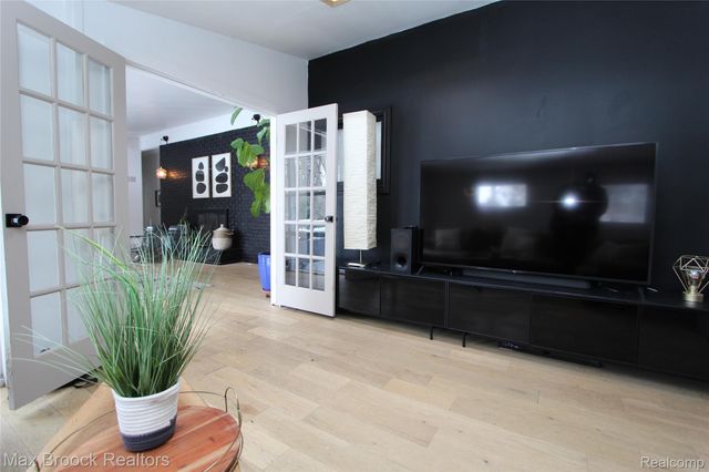 32700 Evergreen Road, Beverly Hills Village, MI 48025