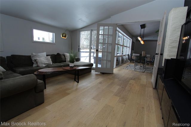 32700 Evergreen Road, Beverly Hills Village, MI 48025