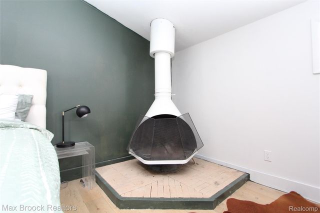 32700 Evergreen Road, Beverly Hills Village, MI 48025