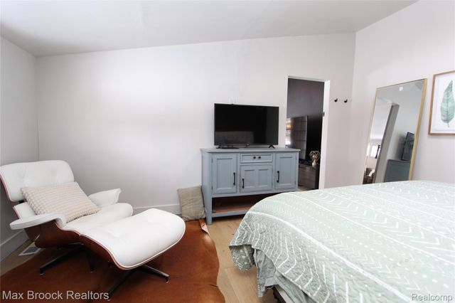 32700 Evergreen Road, Beverly Hills Village, MI 48025