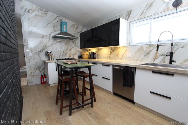 32700 Evergreen Road, Beverly Hills Village, MI 48025