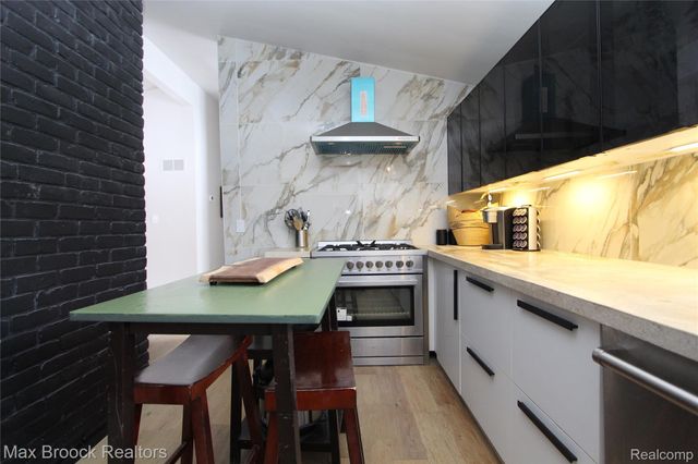 32700 Evergreen Road, Beverly Hills Village, MI 48025