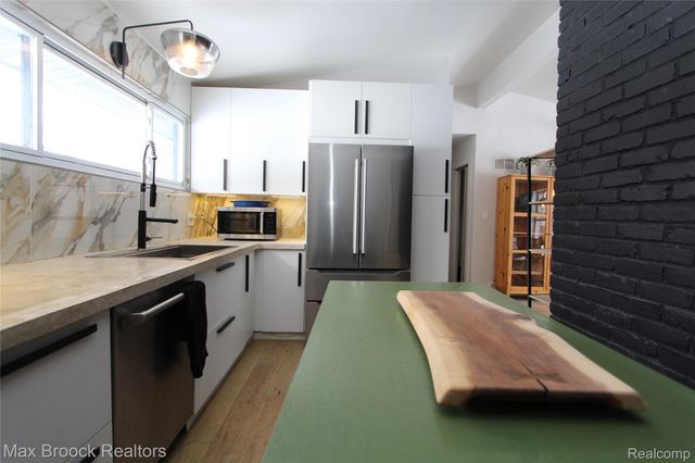 32700 Evergreen Road, Beverly Hills Village, MI 48025