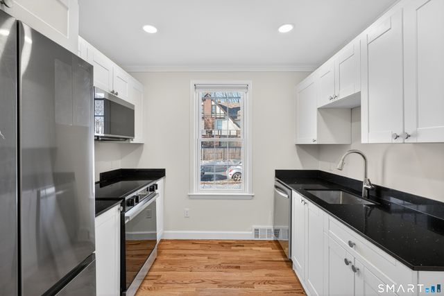 195 laurel Place, Bridgeport, CT 06604