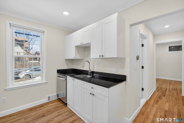 195 laurel Place, Bridgeport, CT 06604