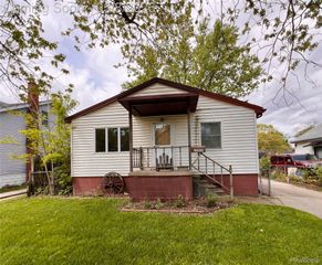 22095 Elmwood Avenue, Eastpointe, MI 48021
