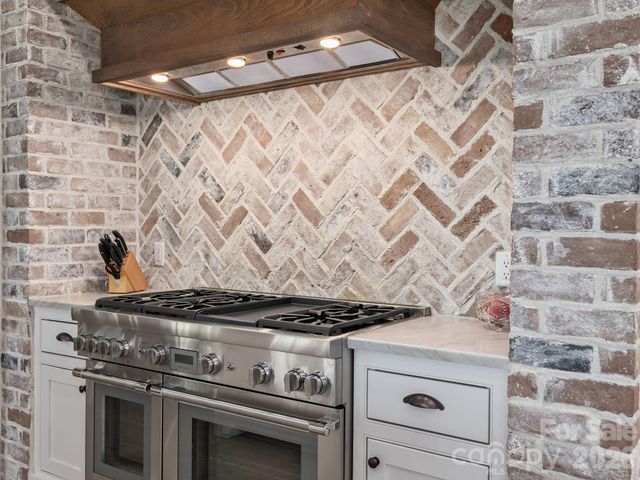 41 Hawberry Court, Asheville, NC 28805