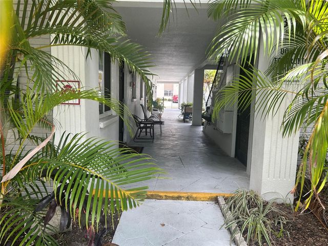 300 35TH AVENUE N F8, St Petersburg, FL 33704