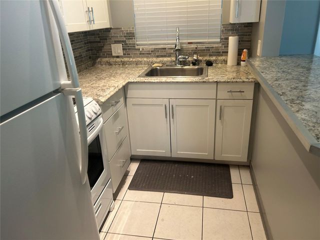 300 35TH AVENUE N F8, St Petersburg, FL 33704