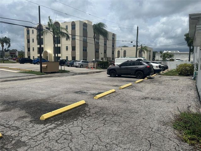 300 35TH AVENUE N F8, St Petersburg, FL 33704