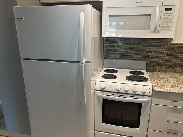 300 35TH AVENUE N F8, St Petersburg, FL 33704