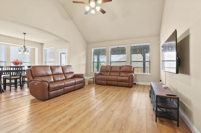 223 Thompson Drive, Van Alstyne, TX 75495