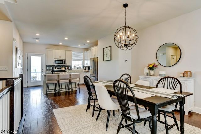 402 Saratoga Ct, Branchburg Twp., NJ 08876