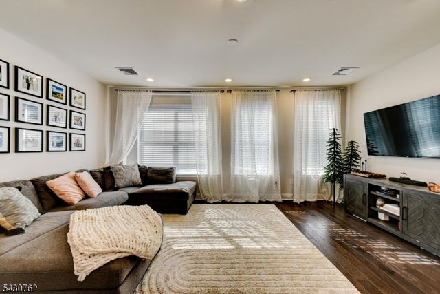 402 Saratoga Ct, Branchburg Twp., NJ 08876