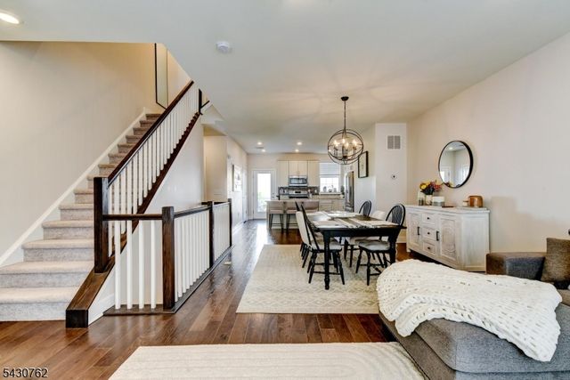 402 Saratoga Ct, Branchburg Twp., NJ 08876