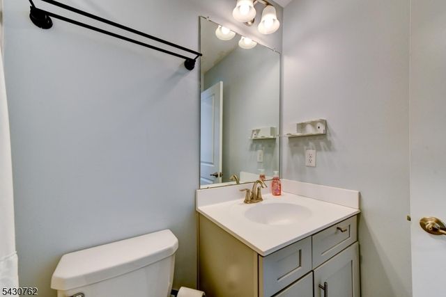 402 Saratoga Ct, Branchburg Twp., NJ 08876