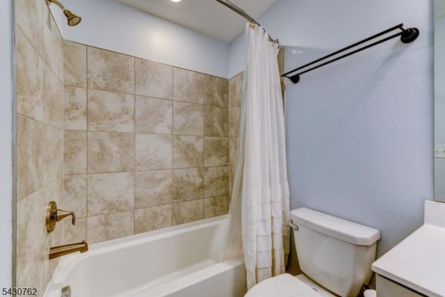 402 Saratoga Ct, Branchburg Twp., NJ 08876