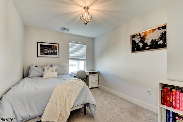 402 Saratoga Ct, Branchburg Twp., NJ 08876