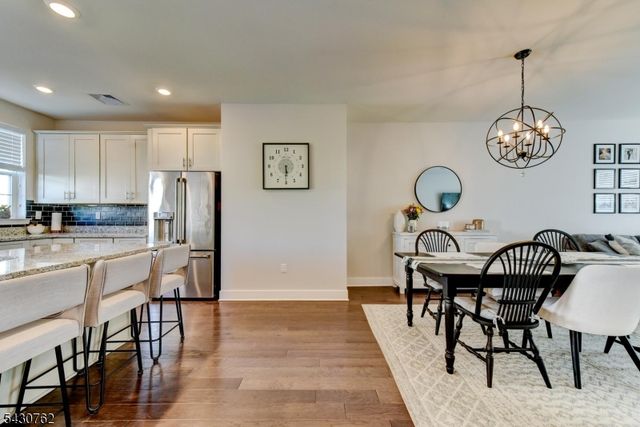 402 Saratoga Ct, Branchburg Twp., NJ 08876