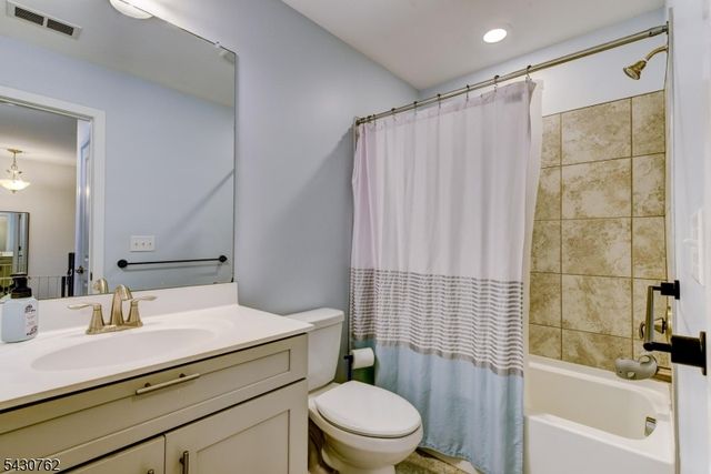 402 Saratoga Ct, Branchburg Twp., NJ 08876