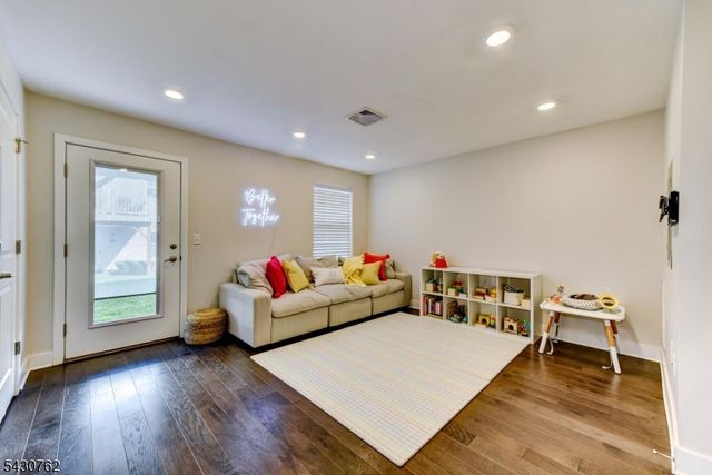402 Saratoga Ct, Branchburg Twp., NJ 08876