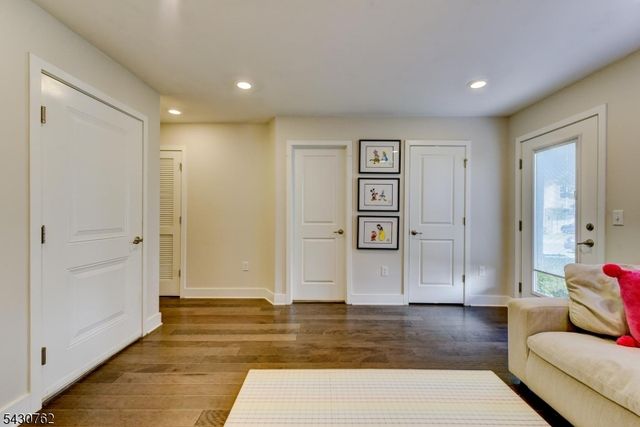 402 Saratoga Ct, Branchburg Twp., NJ 08876
