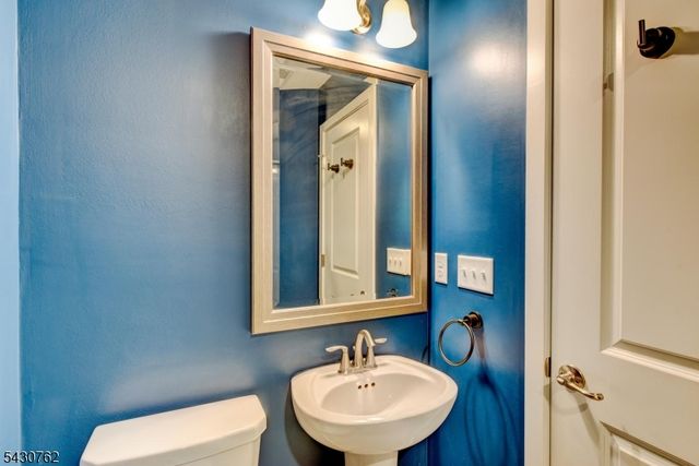 402 Saratoga Ct, Branchburg Twp., NJ 08876