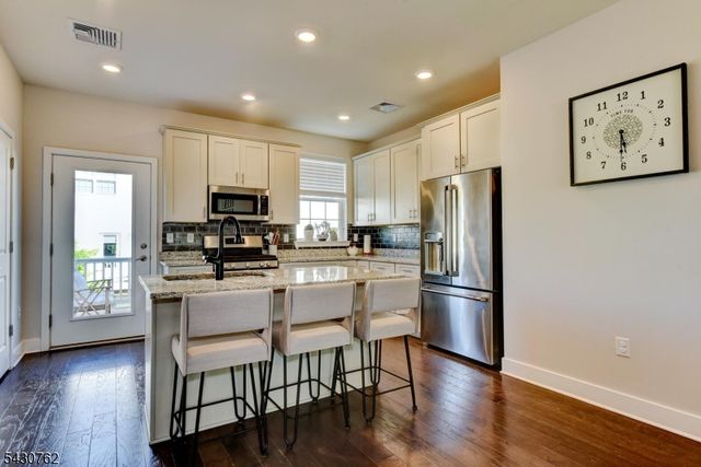402 Saratoga Ct, Branchburg Twp., NJ 08876