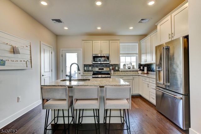 402 Saratoga Ct, Branchburg Twp., NJ 08876