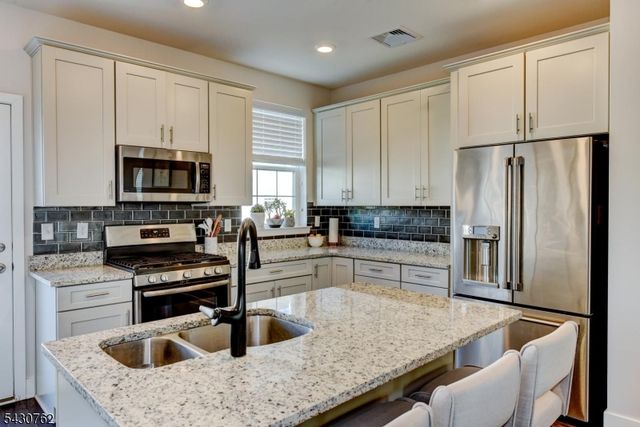 402 Saratoga Ct, Branchburg Twp., NJ 08876
